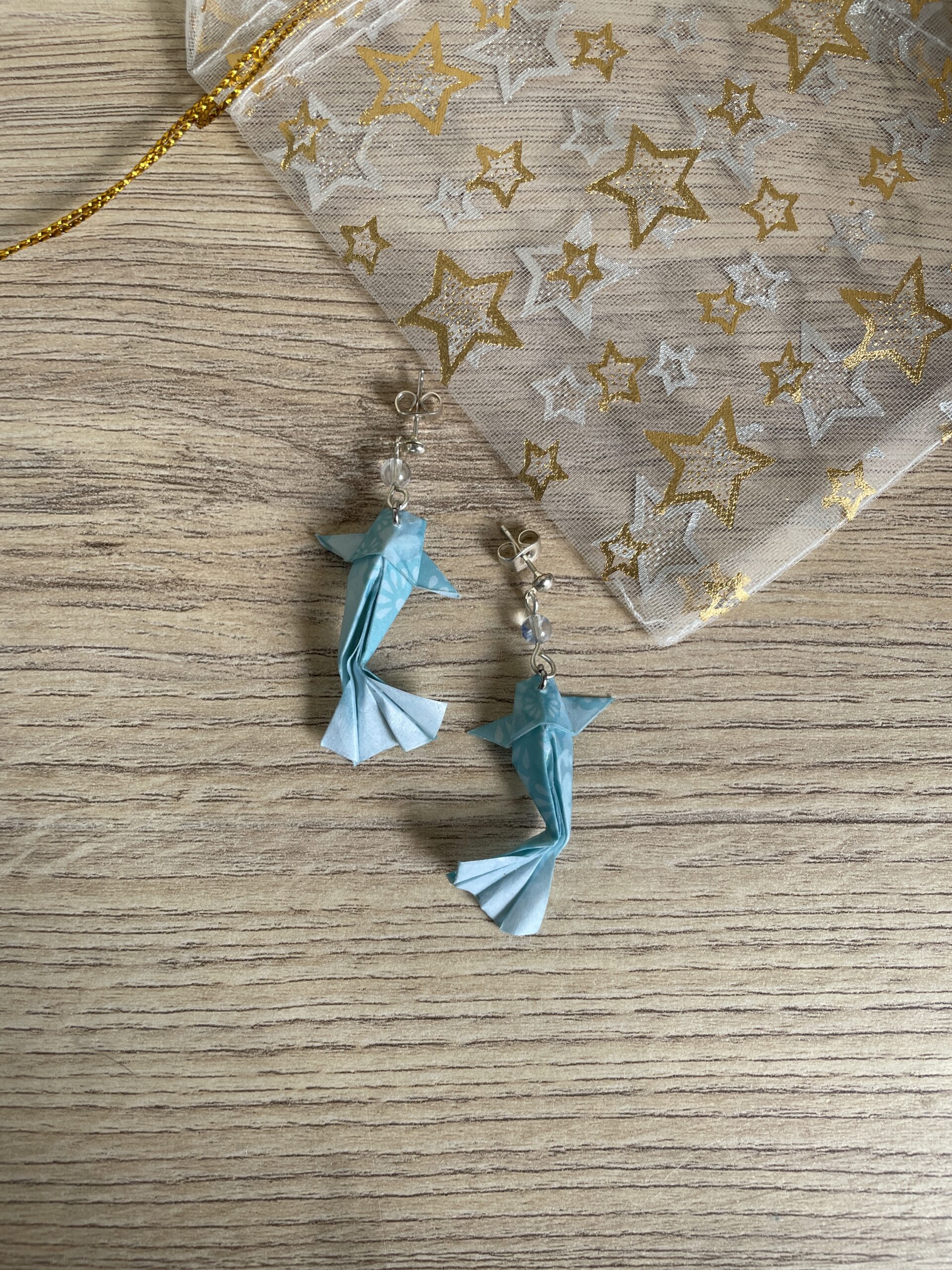 Boucles d'oreilles origami carpe koï bleues