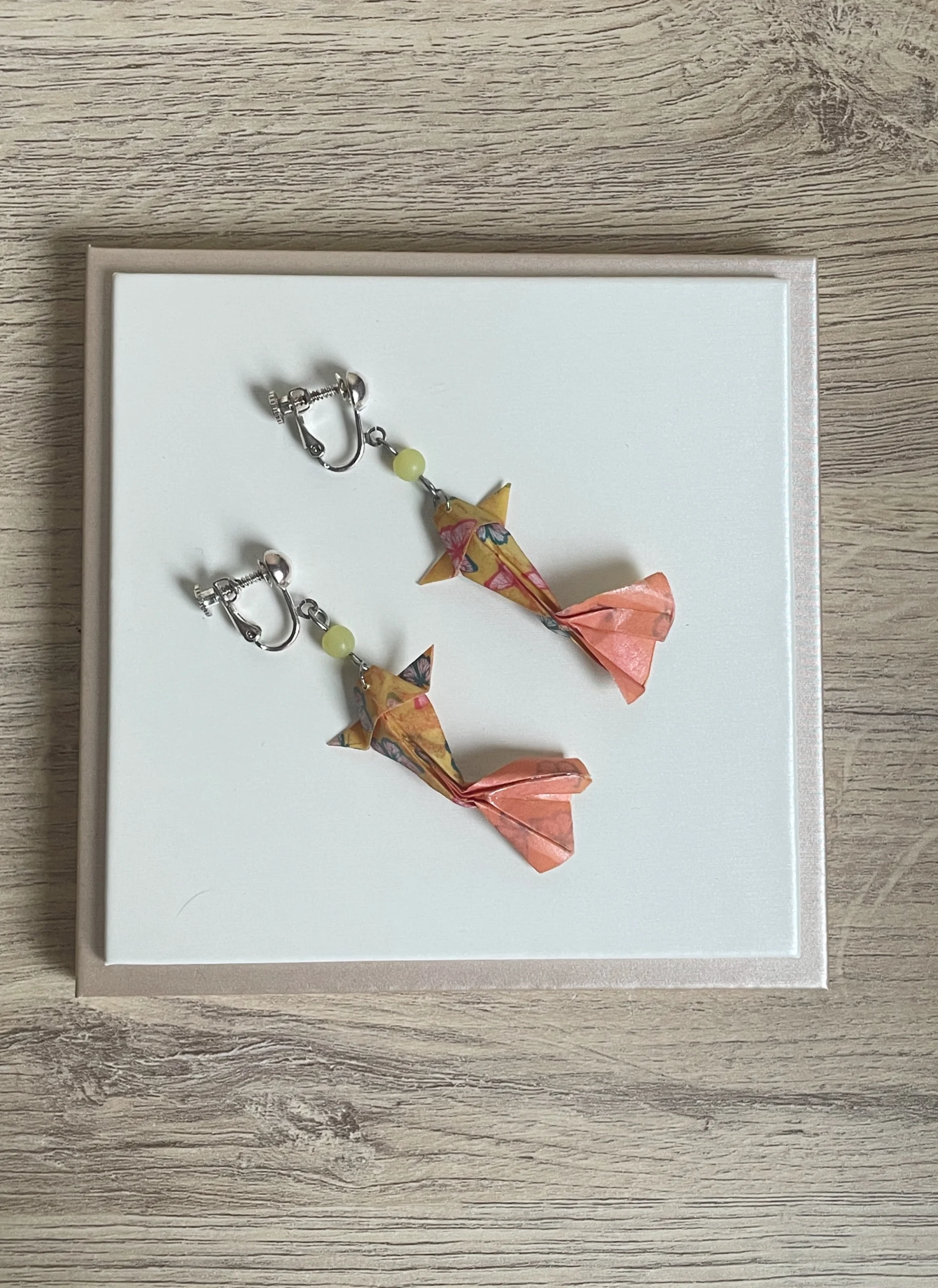 Boucles d'Oreilles Origami Carpes Koï Jaune – Image 6
