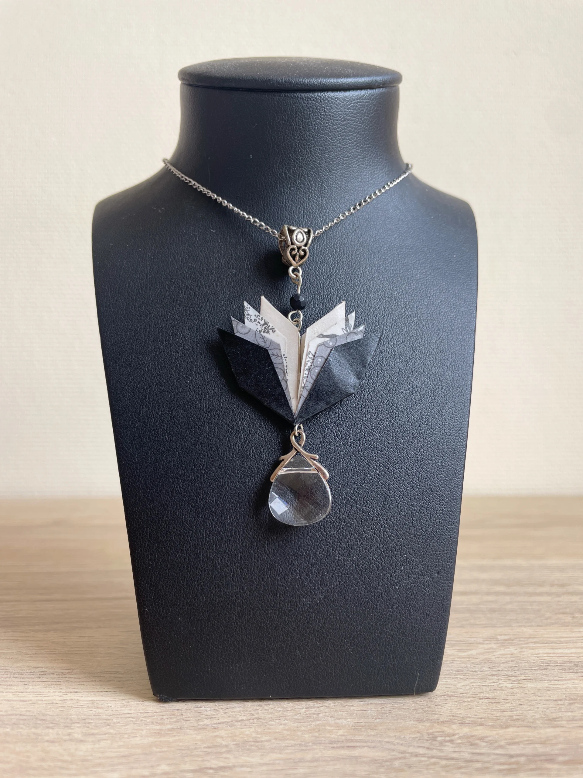 Pendentif Origami Fleurs Noires
