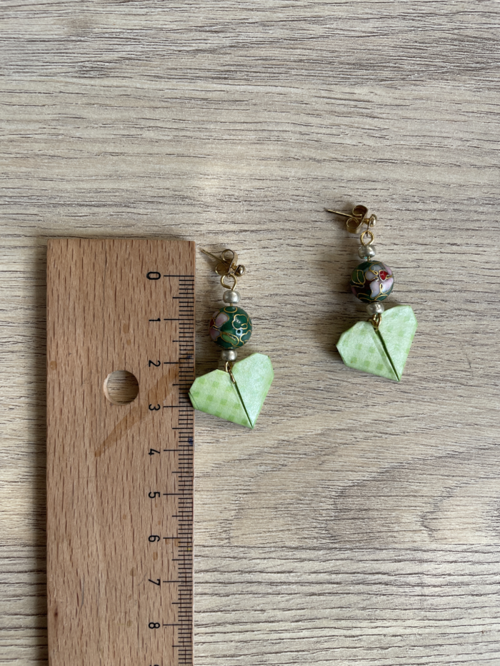 Boucles d'Oreilles Origami Coeur et Perles Cloisonné – Image 4