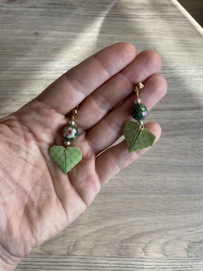 Boucles d'Oreilles Origami Coeur et Perles Cloisonné – Image 3