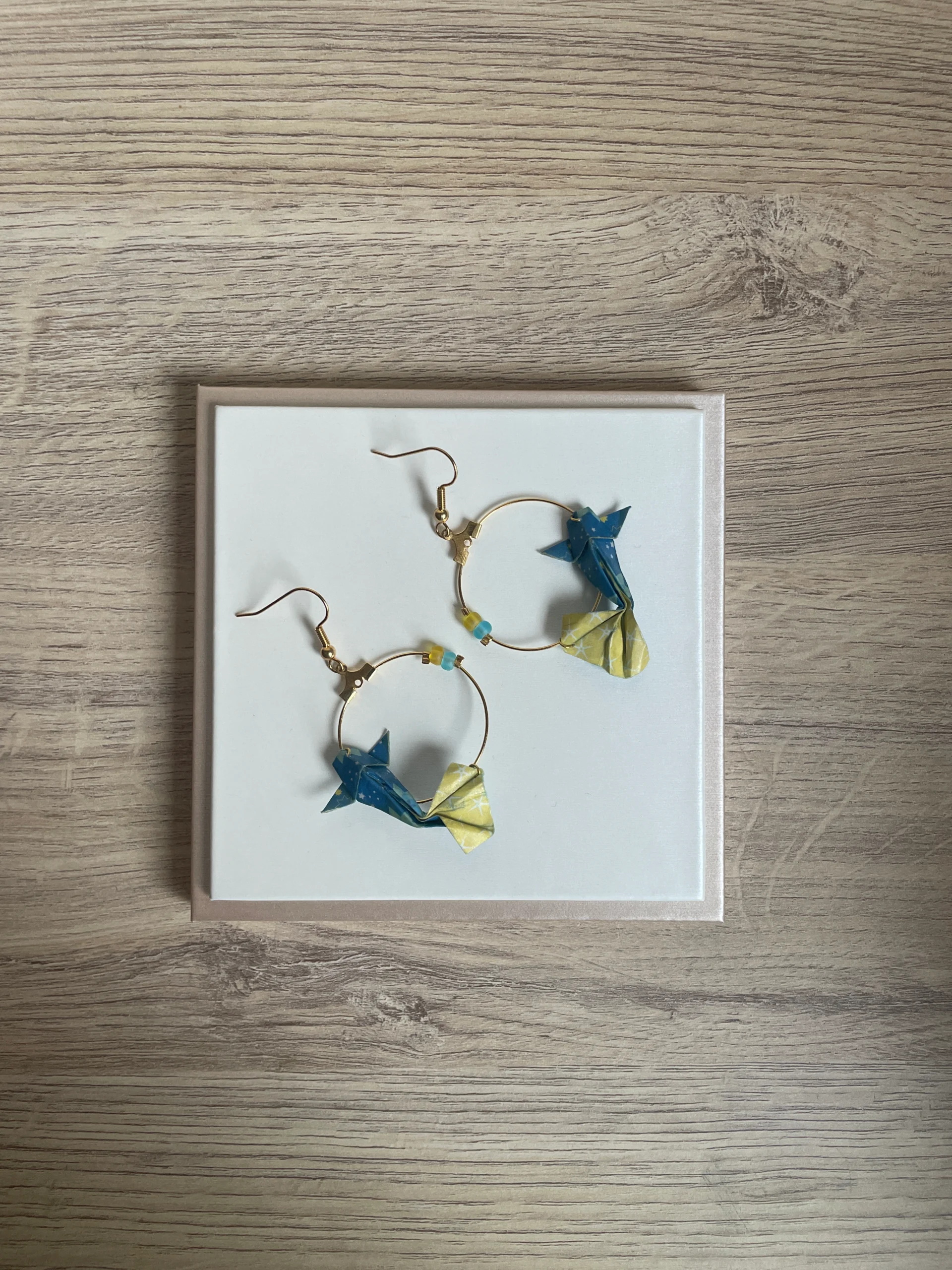 Boucles d'Oreilles Origami Créoles Carpe Koï Bleue – Image 7