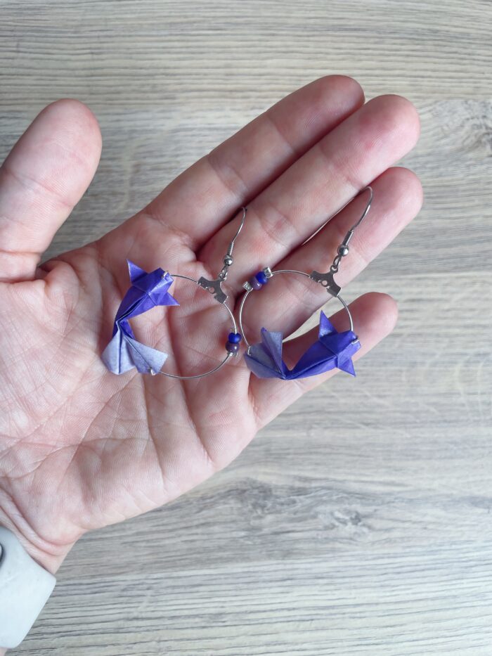 Boucles d'Oreilles Origami Créoles Carpe Koï Violette – Image 2