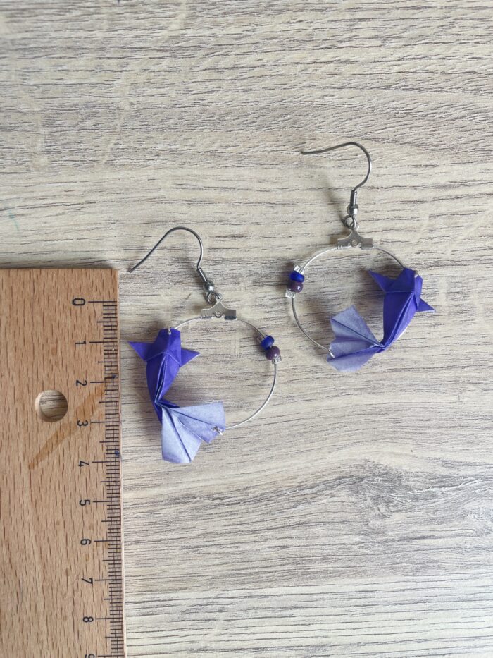 Boucles d'Oreilles Origami Créoles Carpe Koï Violette – Image 4