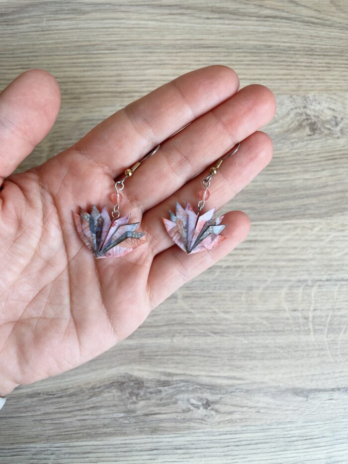 Boucles d'Oreilles Origami Fleurs De Lotus Rose – Image 2