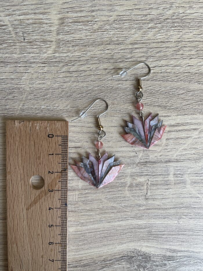 Boucles d'Oreilles Origami Fleurs De Lotus Rose – Image 4