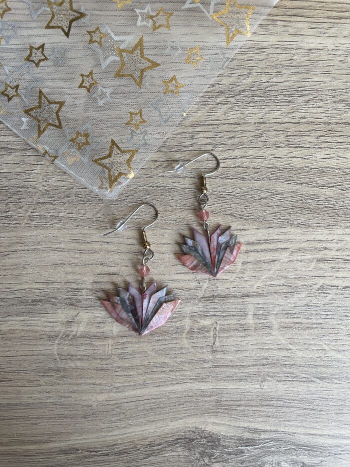 Boucles d'Oreilles Origami Fleurs De Lotus Rose – Image 3