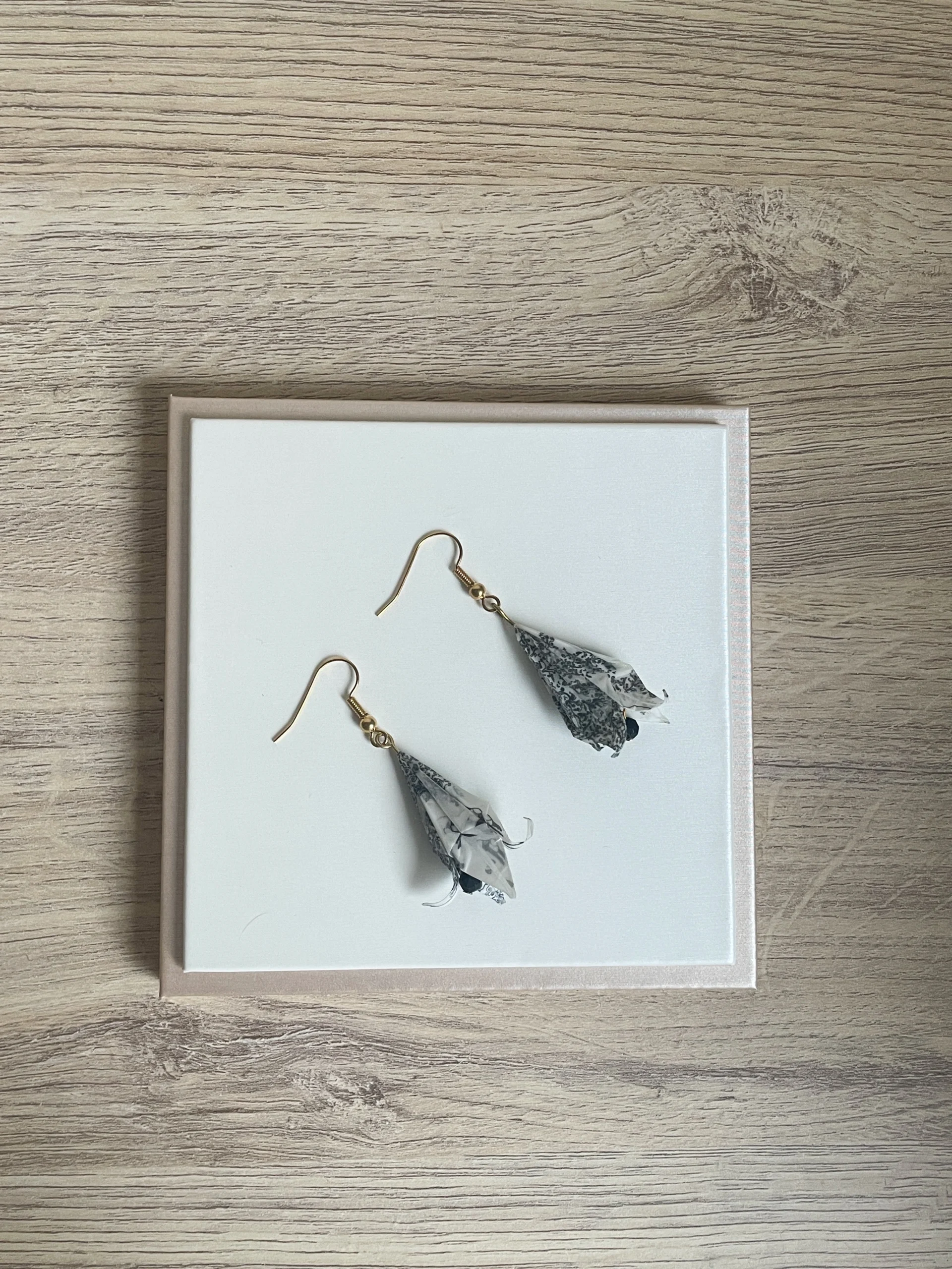 Boucles d'Oreilles Origami Fleurs De Lys – Image 8