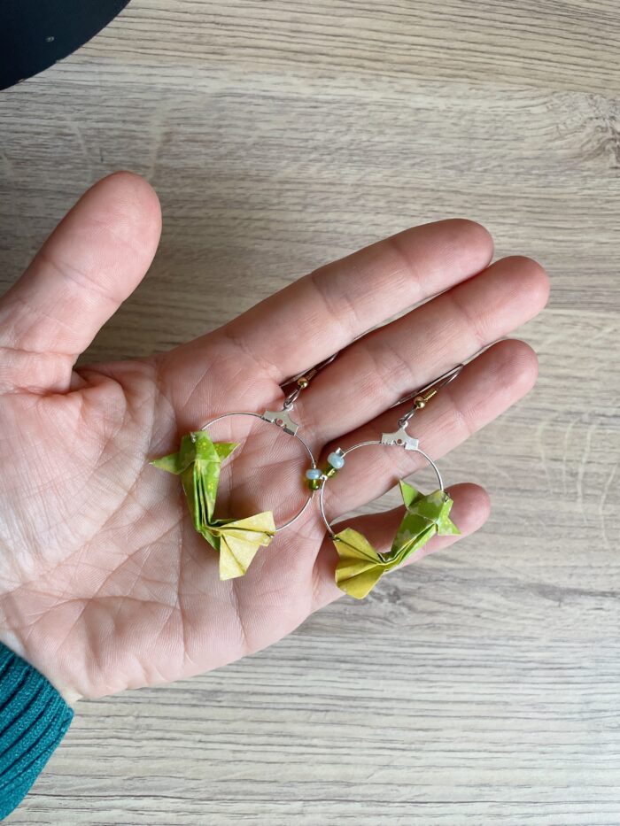 Boucles d'Oreilles Origami Créoles Carpe Koï Verte Jaune – Image 5