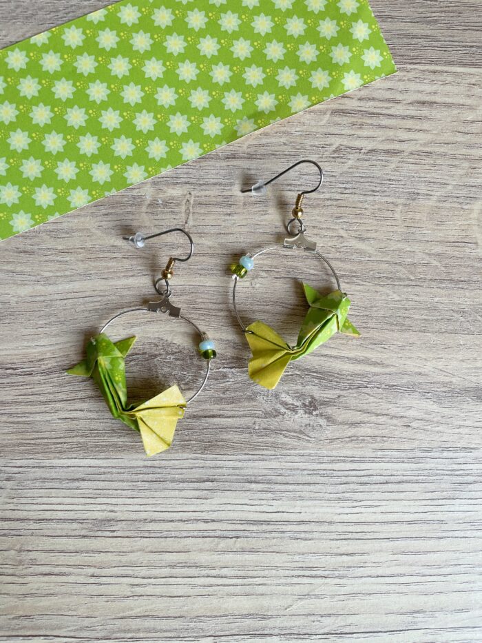Boucles d'Oreilles Origami Créoles Carpe Koï Verte Jaune – Image 3