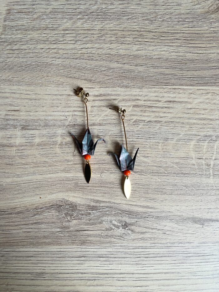 Boucles d'Oreilles Origami Grue Pendante – Image 4