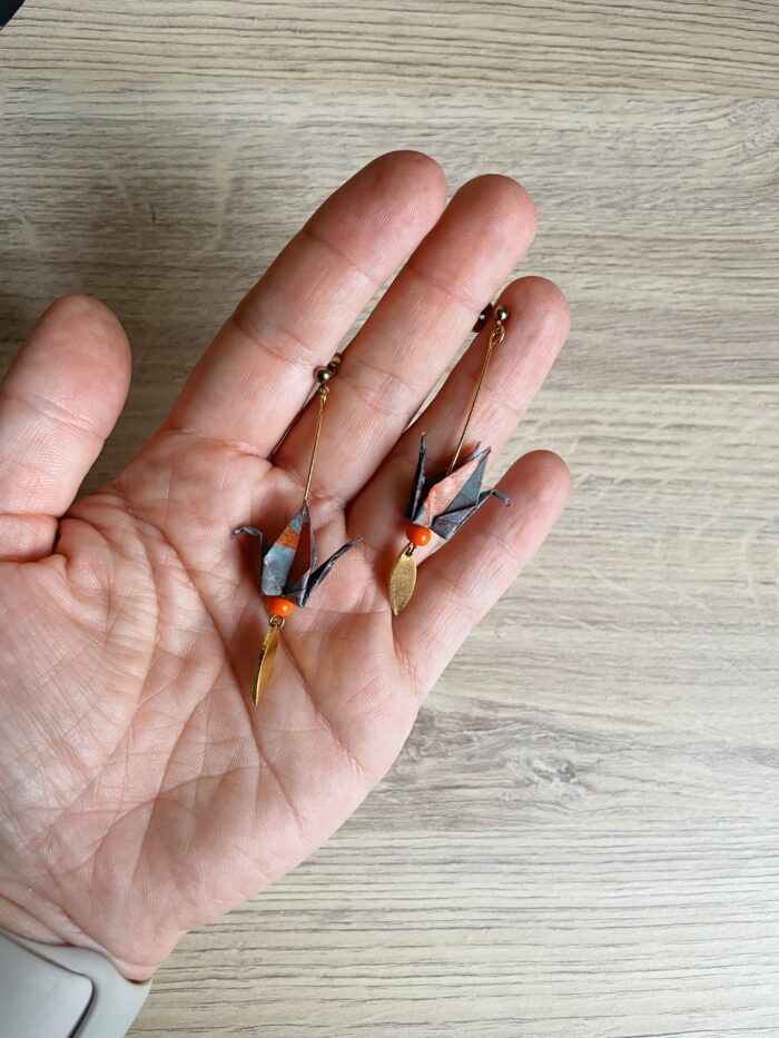 Boucles d'Oreilles Origami Grue Pendante – Image 5