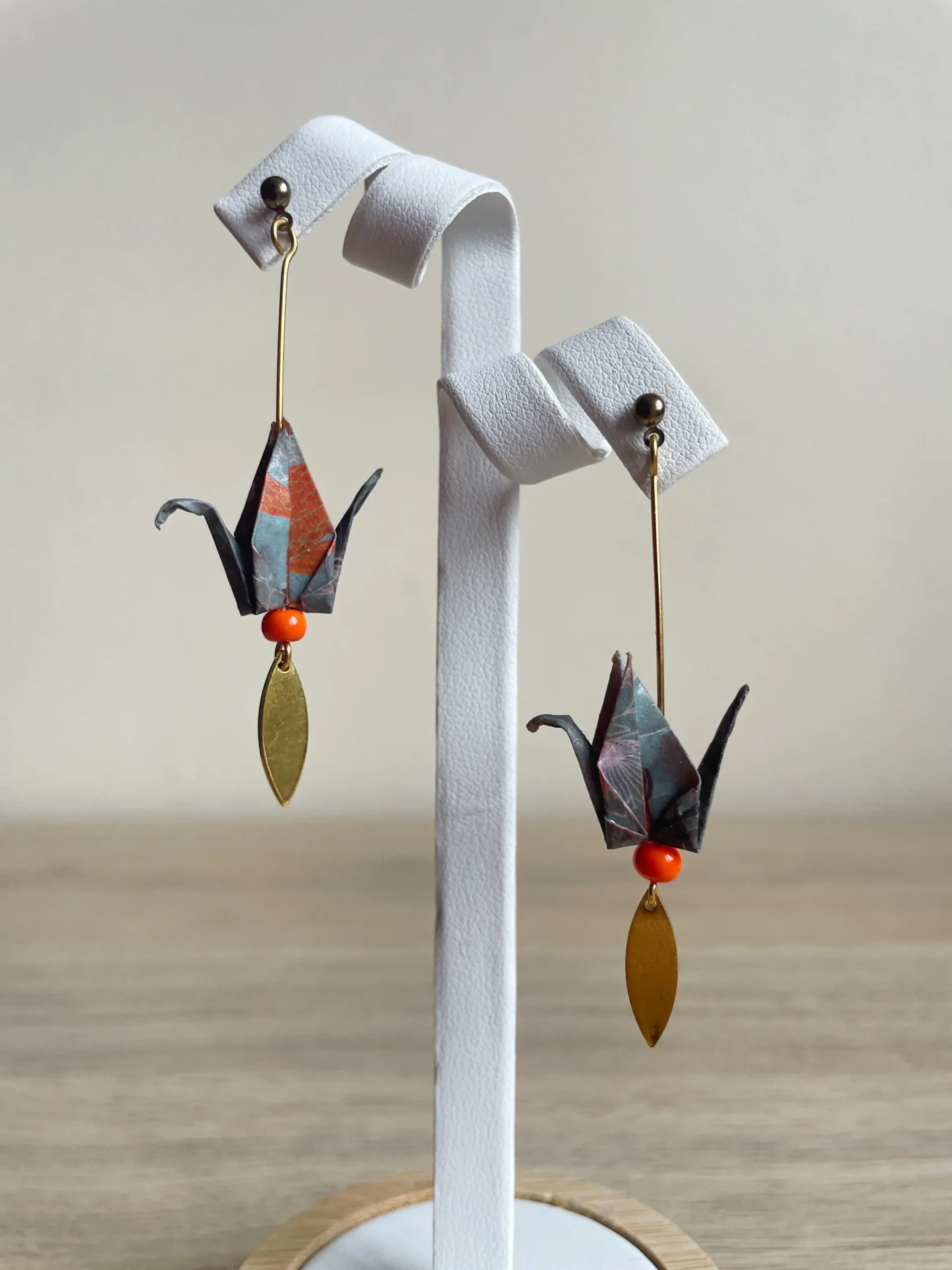 Boucles d'Oreilles Origami Grue Pendante – Image 6