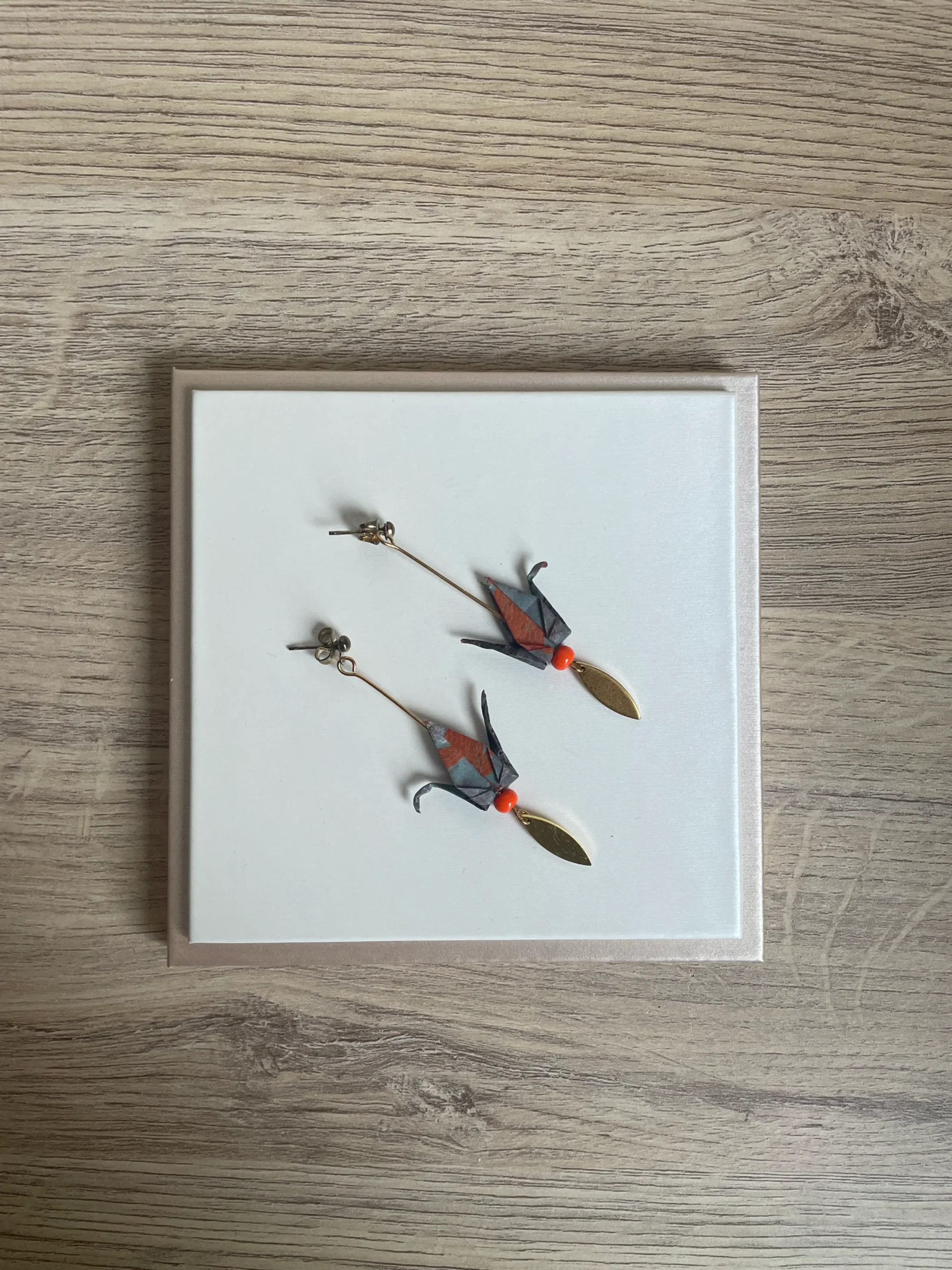 Boucles d'Oreilles Origami Grue Pendante – Image 7