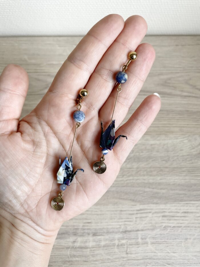 Boucles d'Oreilles Origami Grue Pendante – Image 6