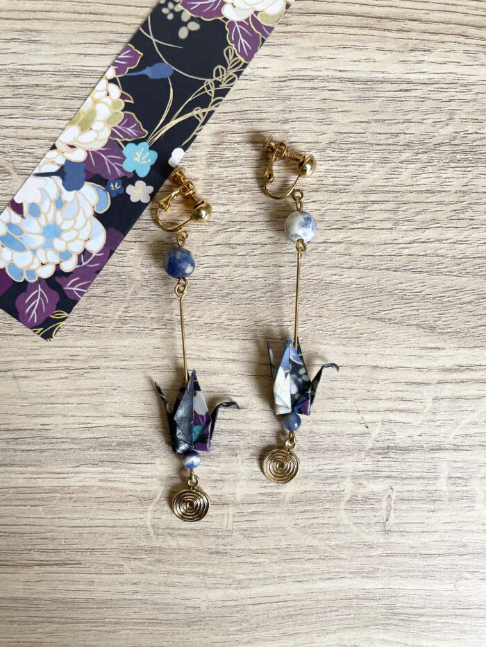 Boucles d'Oreilles Origami Grue Pendante – Image 7