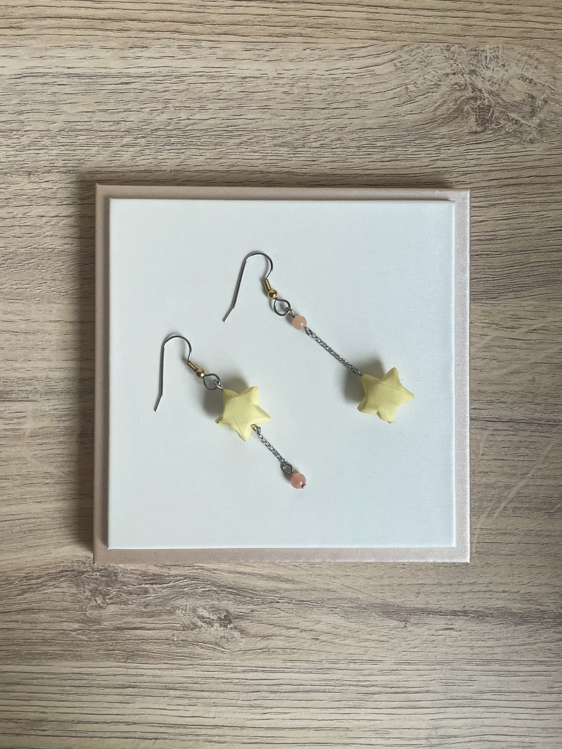 Boucles d'Oreilles Origami Asymétrique Etoile et Opale Mousse – Image 6