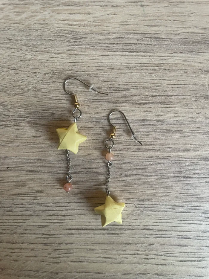 Boucles d'Oreilles Origami Asymétrique Etoile et Opale Mousse – Image 5