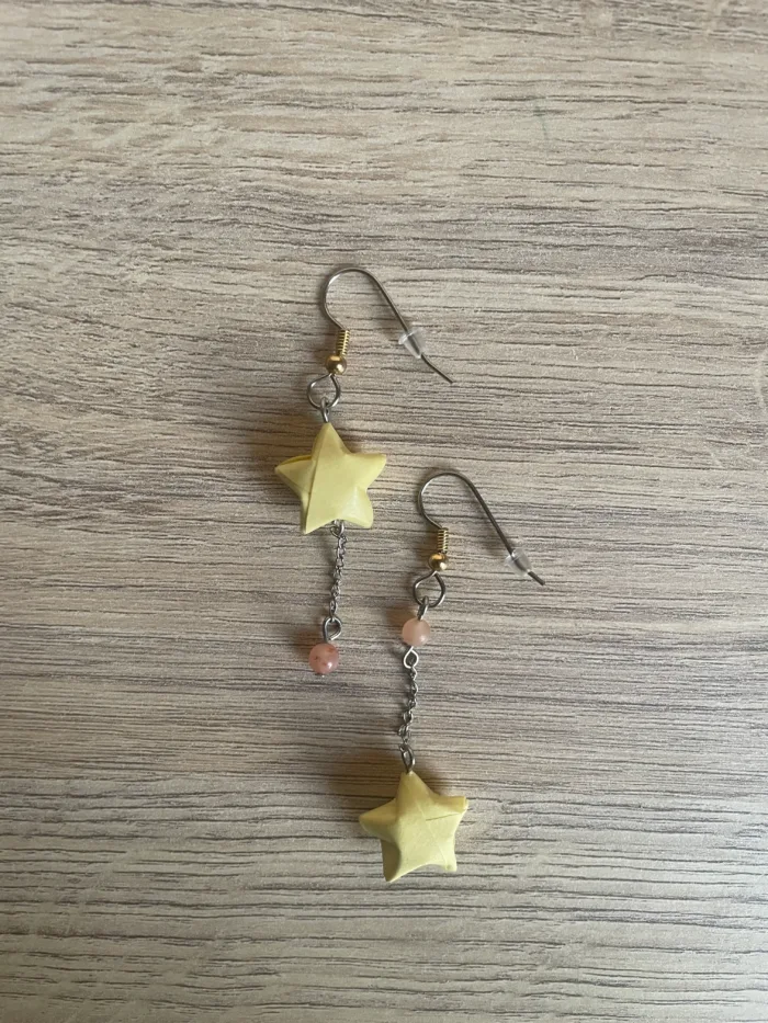 Boucles d'Oreilles Origami Asymétrique Etoile et Opale Mousse – Image 3