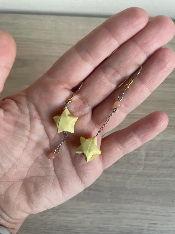 Boucles d'Oreilles Origami Asymétrique Etoile et Opale Mousse – Image 4
