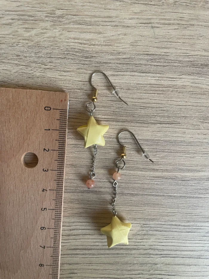 Boucles d'Oreilles Origami Asymétrique Etoile et Opale Mousse – Image 2