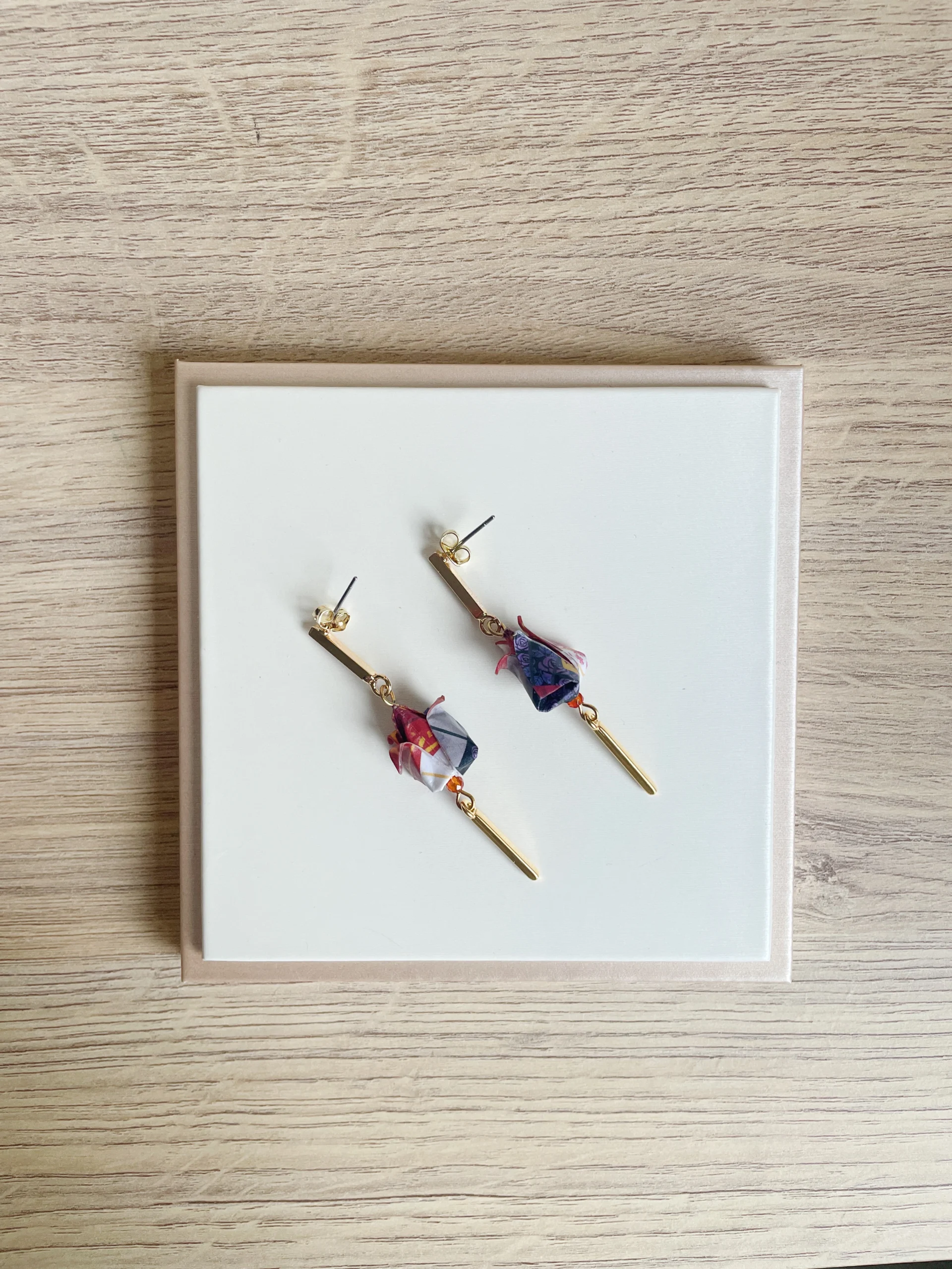 Boucles d'Oreilles Origami Boutons Fleurs De Lotus Rouge – Image 2