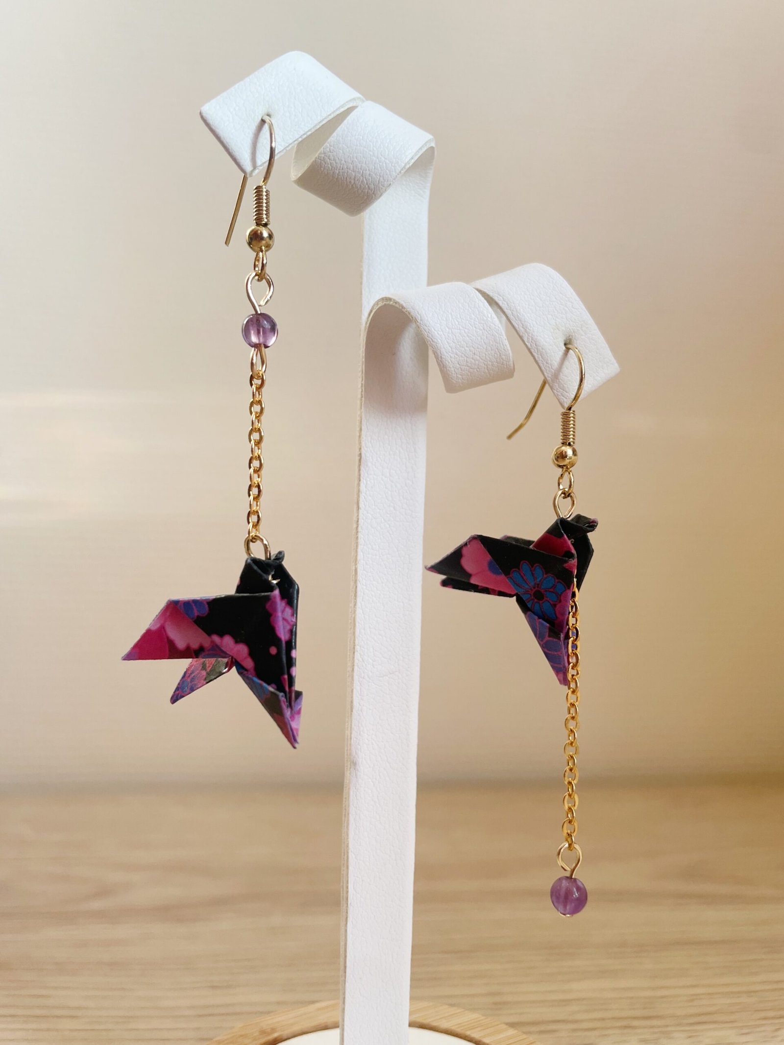 Boucles d'Oreilles Origami Asymétrique Colombe et Perle Améthyste – Image 3