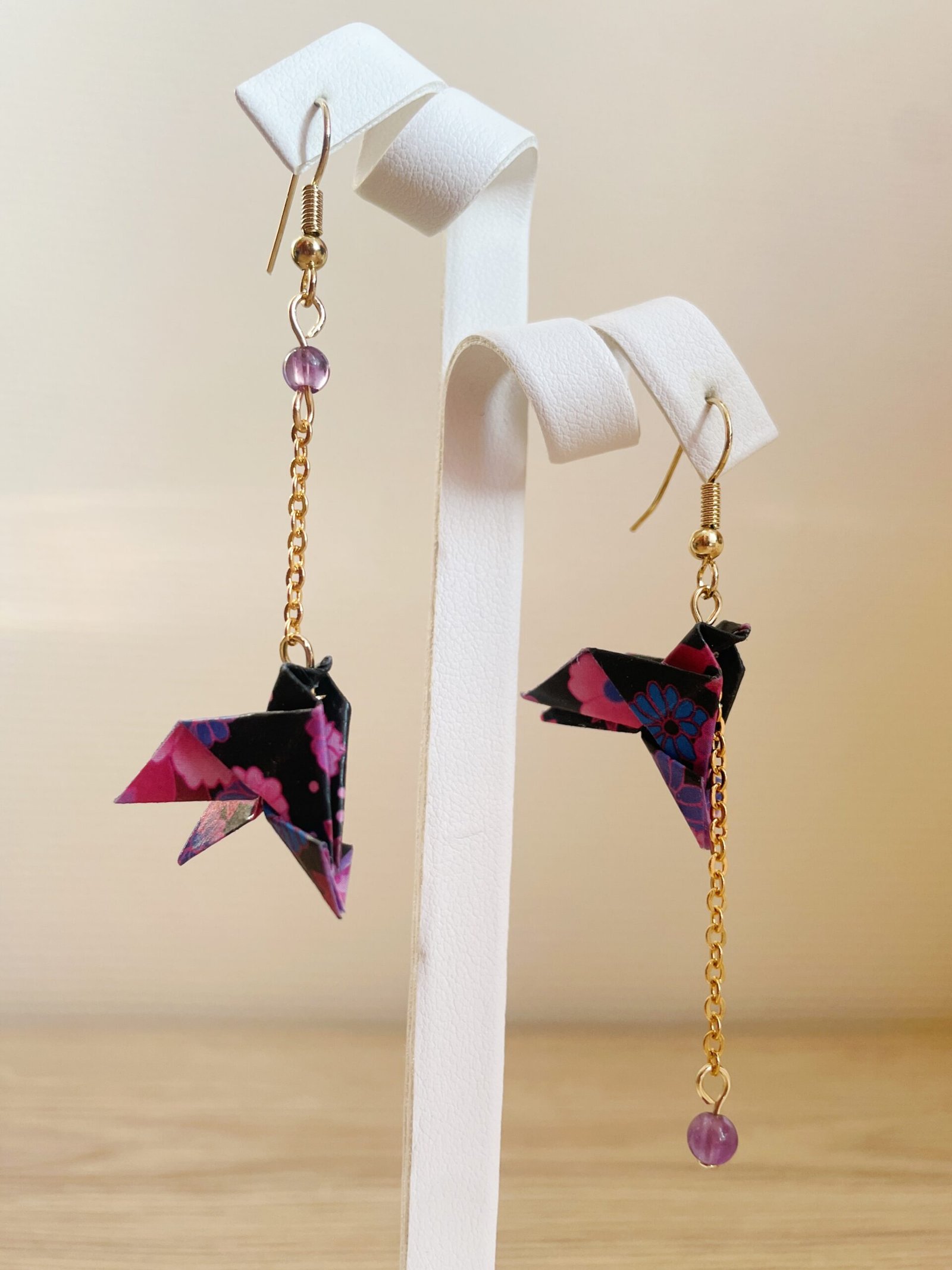 Boucles d'Oreilles Origami Asymétrique Colombe et Perle Améthyste – Image 2